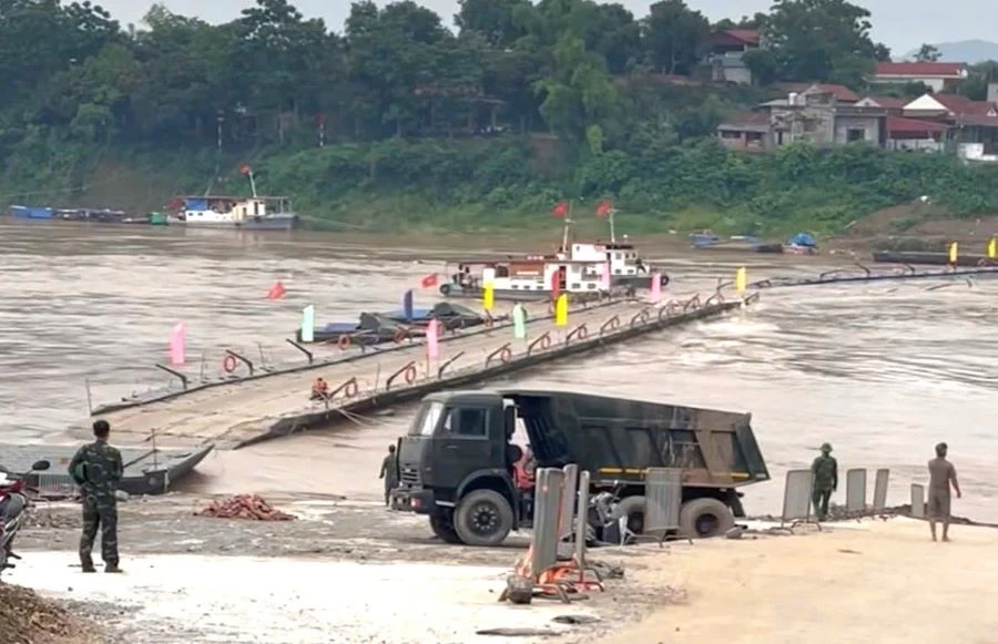 Tạm cắt khẩn cấp cầu phao Phong Châu.