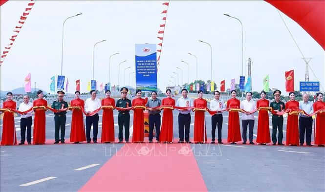 Thủ tướng Phạm Minh Chính và các đại biểu cắt băng khánh thành cầu Phong Châu mới - Quốc lộ 32C. Ảnh: Dương Giang/TTXVN. 