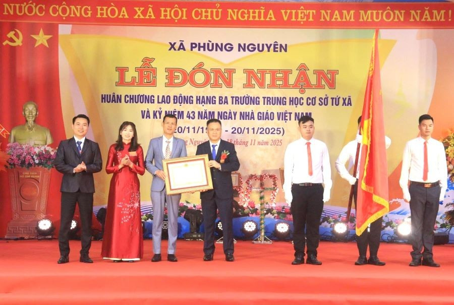 Thừa ủy quyền của Chủ tịch nước, ông Nguyễn Ngọc Điệp - Phó Giám đốc Sở GD&ĐT tỉnh Phú Thọ trao Huân chương Lao động hạng Ba cho Trường THCS Tứ Xã .