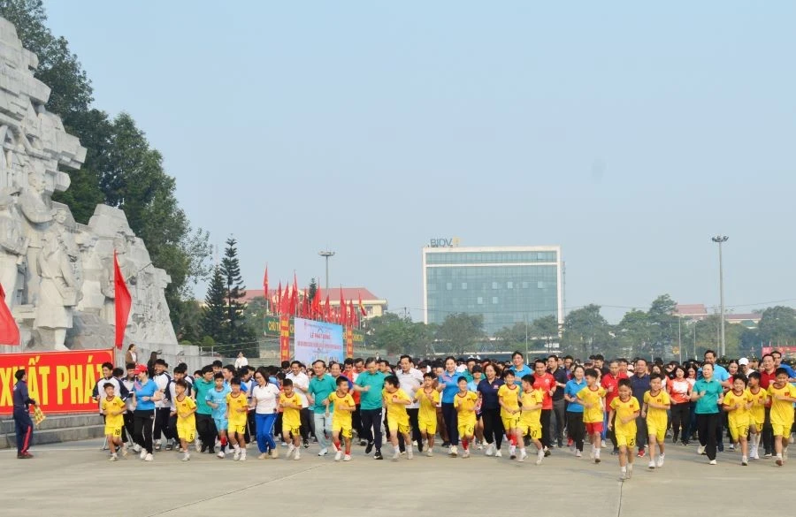 Các đại biểu cùng em học sinh và các vận động viên tham gia Lễ phát động Ngày chạy Olympic vì sức khỏe toàn dân và Giải việt dã Tiền Phong tỉnh Tuyên Quang năm 2025.