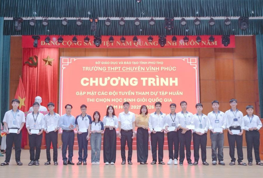 Trường THPT Chuyên Vĩnh Phúc gặp mặt các đội tuyển tham gia bồi dưỡng thi chọn học sinh giỏi quốc gia năm học 2025 - 2026.