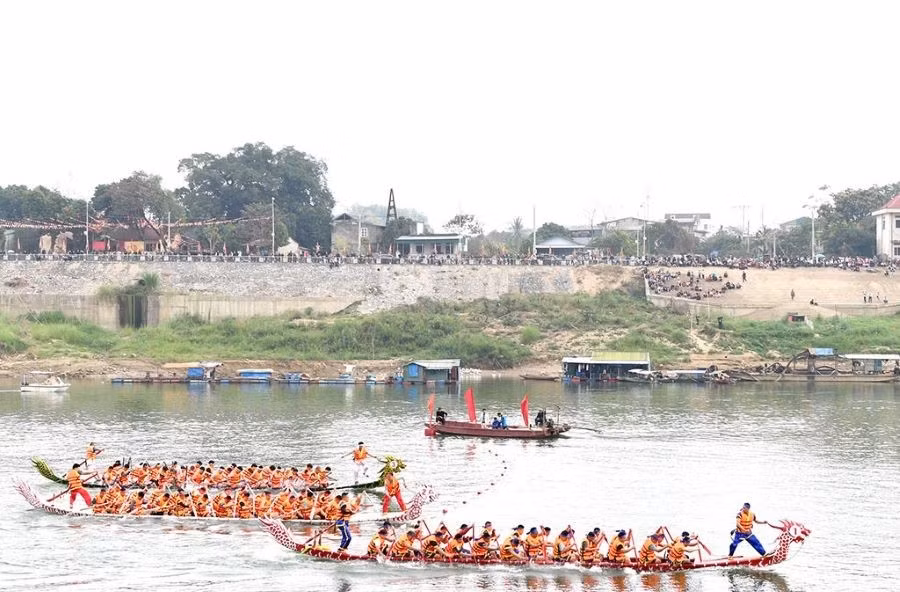 Hội đua thuyền trên sông Lô xuân Ất Tỵ năm 2025 có 15 đội nam với gần 460 vận động viên tham gia.