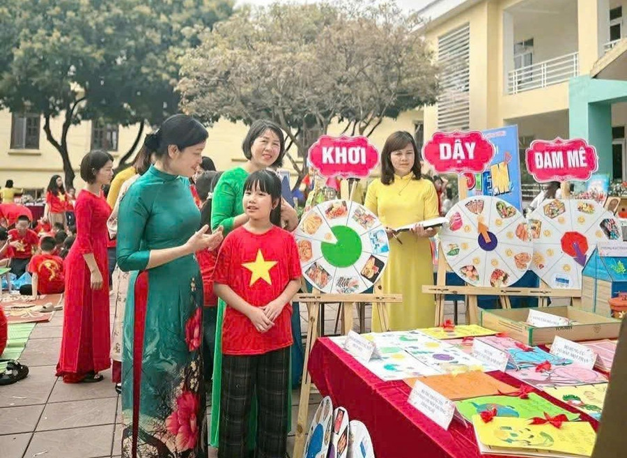 Sôi nổi Ngày Sách và Văn hóa đọc Việt Nam năm 2025 tại trường Tiểu học Hùng Vương. 5-th-hung-vuong.jpg