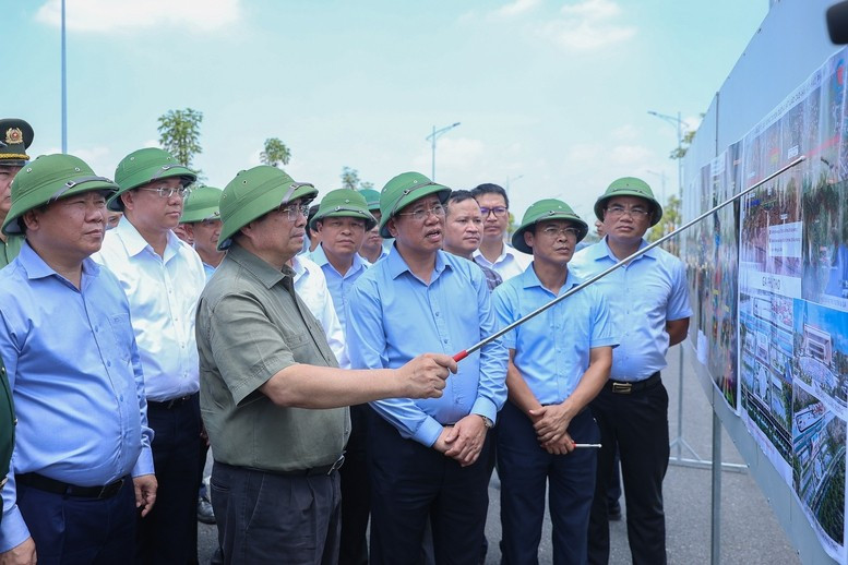 Thủ tướng khảo sát hướng tuyến xây dựng tuyến đường sắt Lào Cai - Hà Nội - Hải Phòng đoạn qua tỉnh Phú Thọ - Ảnh: VGP/Nhật Bắc. 2-8970.jpg