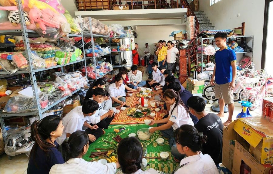Các thí sinh ăn cơm tại gia đình anh Hà trưa 26/6.
