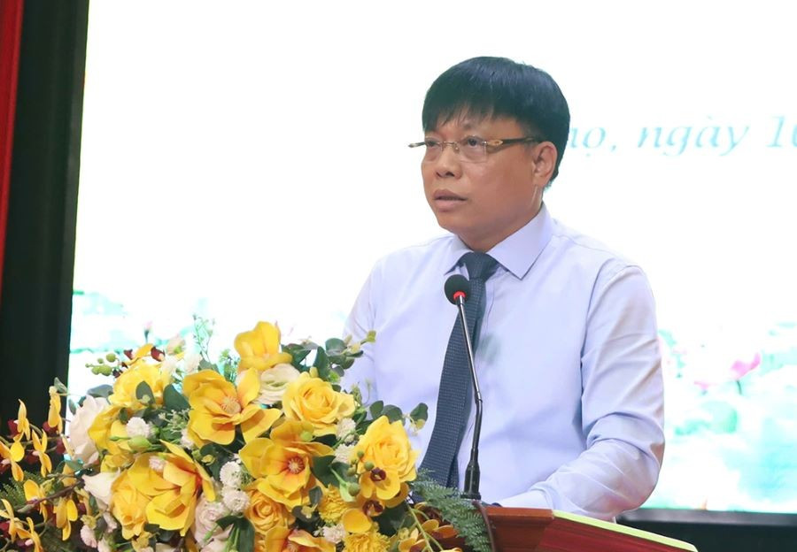 Ông Lê Văn Phượng - Giám đốc Sở GD&ĐT tỉnh Phú Thọ phát biểu tại Hội thảo. 111d6163203t9491l0-143d6131035t6877l1-f.jpg