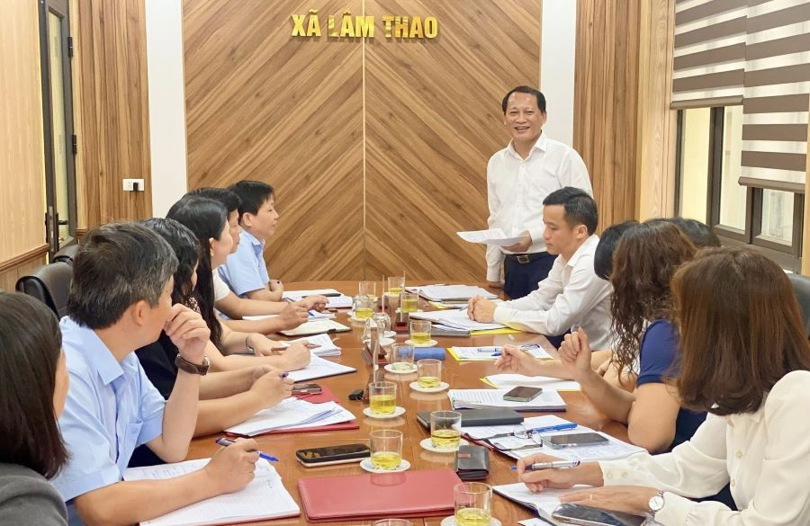 Ông Nguyễn Phú Sơn - Phó Giám đốc Sở GD&ĐT tỉnh Phú Thọ (đứng) phát biểu. a.jpg