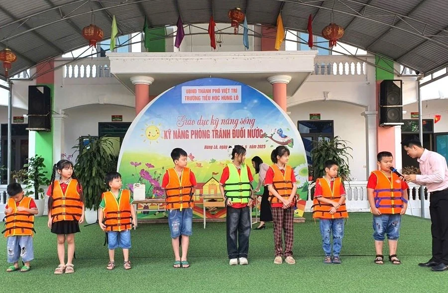 Ngày 13/5 trường Tiểu học Hùng Lô tổ chức hoạt động giáo dục kỹ năng sống với chủ đề “Kỹ năng phòng tránh đuối nước” cho học sinh.