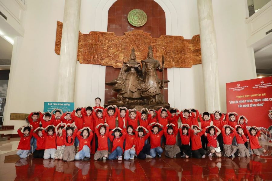 Cô và trò Trường Tiểu học Thọ Sơn chụp ảnh kỷ niệm sau giờ học lịch sử tại Bảo tàng Hùng Vương. 