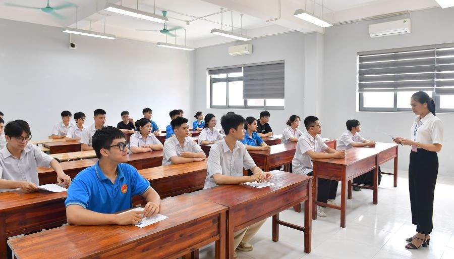 Cán bộ coi thi phổ biến quy chế thi cho thí sinh. 512645144-1723896798487479-8452697455704709629-n.jpg