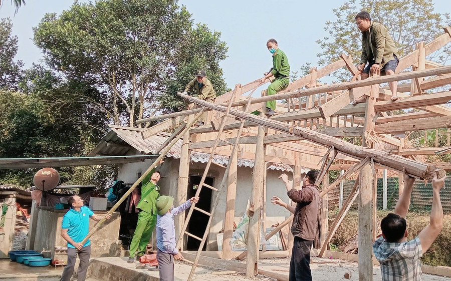 Lực lượng chức năng xã Chiêm Hóa (tỉnh Tuyên Quang) giúp đỡ người dân tháo dỡ nhà cũ để xây dựng nhà mới.
