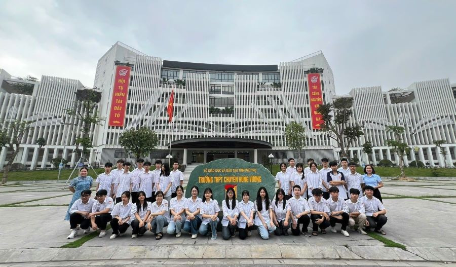 Đội tuyển MOSWC của trường THPT Chuyên Hùng Vương, tỉnh Phú Thọ.