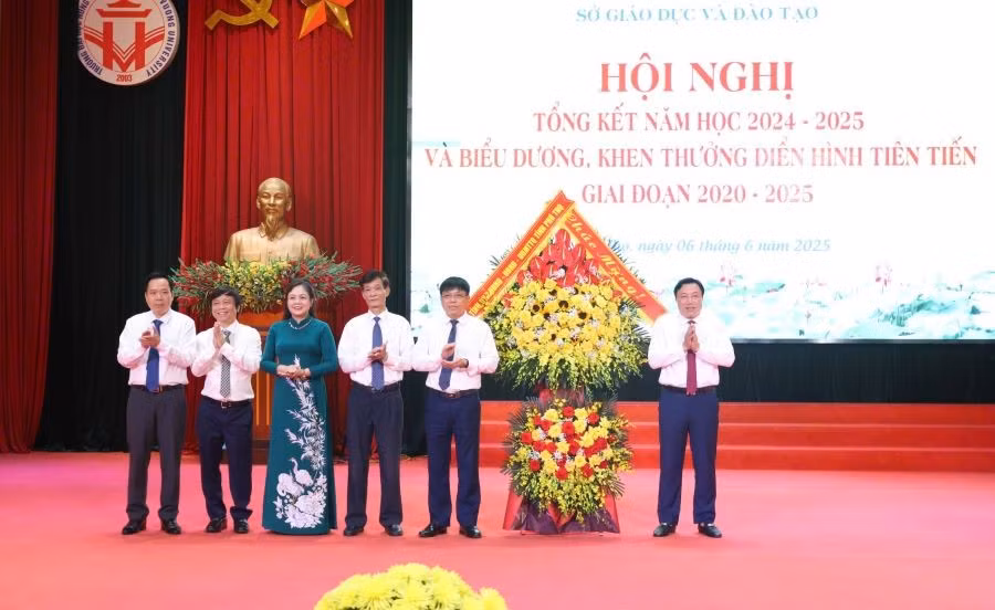 Ông Nguyễn Huy Ngọc - Phó Chủ tịch UBND tỉnh Phú Thọ thay mặt Tỉnh ủy, HĐND, UBND tỉnh có Lẵng hoa chúc mừng ngành GD&ĐT tỉnh Phú Thọ.