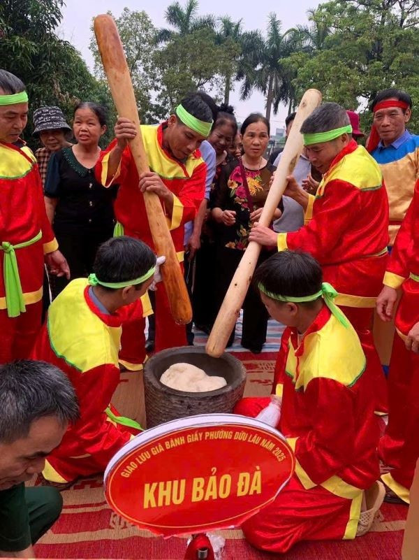 Nằm trong chuỗi các hoạt động trong Lễ dâng hương tưởng nhớ Hoàng tử Lang Liêu đã diễn ra chương trình giao lưu gói bánh chưng, giã bánh giầy giữa các khu phố, khu dân cư trên địa bàn phường Dữu Lâu. 8.jpg