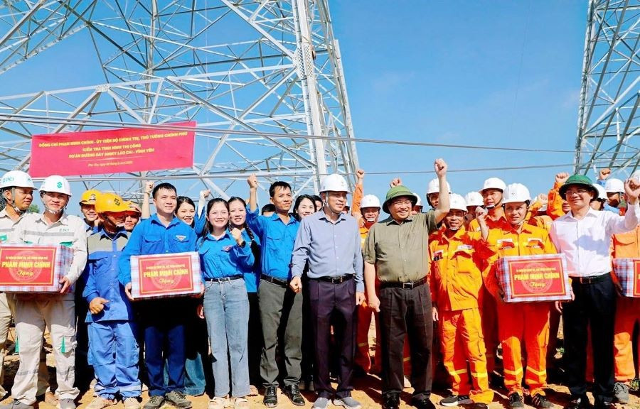 Thủ tướng Phạm Minh Chính tặng quà, động viên các đơn vị đang thi công. 1-4945.jpg