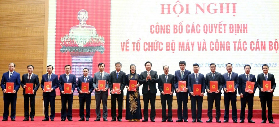 Ông Trần Duy Đông, Chủ tịch UBND tỉnh Phú Thọ trao quyết định phân công, bổ nhiệm các đồng chí giữ chức vụ Giám đốc các sở, ngành của tỉnh Phú Thọ.