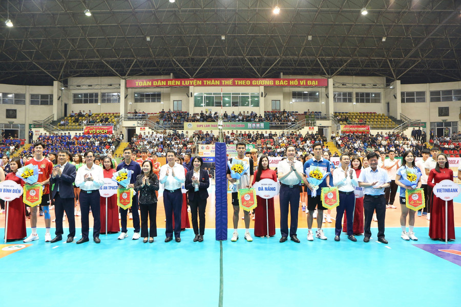 Các đại biểu tặng hoa, cờ lưu niệm cho tổ trọng tài và các đội bóng.