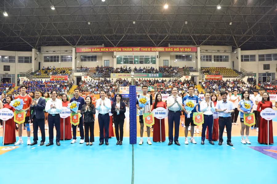 Các đại biểu tặng hoa, cờ lưu niệm cho tổ trọng tài và các đội bóng.