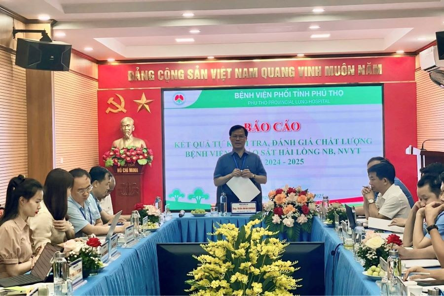 Ông Trần Minh Khánh - Phó Giám đốc Sở Y tế tỉnh Phú Thọ phát biểu tại buổi Báo cáo kết quả tự kiểm tra, đánh giá chất lượng bệnh viện, khảo sát hài lòng người bệnh, nhân viên y tế năm 2024 - 2025 tại Bệnh viện Phổi tỉnh Phú Thọ. 494024964-1208647221049887-1612537884710072613-n.jpg