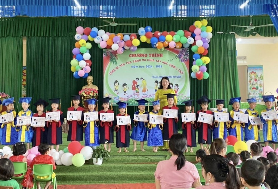 Bà Vi Thị Việt Hà - Hiệu trưởng Trường Mầm non Võ Lao trao thưởng cho các bé. 2.jpg