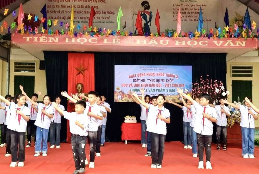 សាលាបឋមសិក្សា Tan Duc ផ្សព្វផ្សាយសកម្មភាពក្រៅកម្មវិធីសិក្សាសម្រាប់សិស្សានុសិស្ស។ 433658965-122155171688063841-529588939317920322-n.jpg