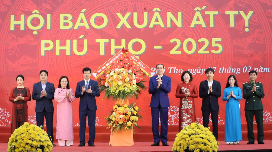 Ông Phùng Khánh Tài, Phó Bí thư Thường trực Tỉnh uỷ Phú Thọ tặng hoa chúc mừng.