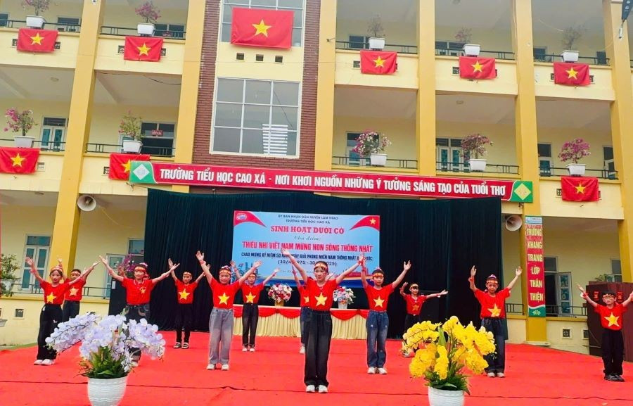 Trường Tiểu học Cao Xá (huyện Lâm Thao, tỉnh Phú Thọ) tổ chức sinh hoạt dưới cờ với chủ điểm “Thiếu nhi Việt Nam mừng non sông thống nhất” chào mừng kỷ niệm 50 năm Ngày Giải phóng miền Nam, thống nhất đất nước (30/4/1975 - 30/4/2025).