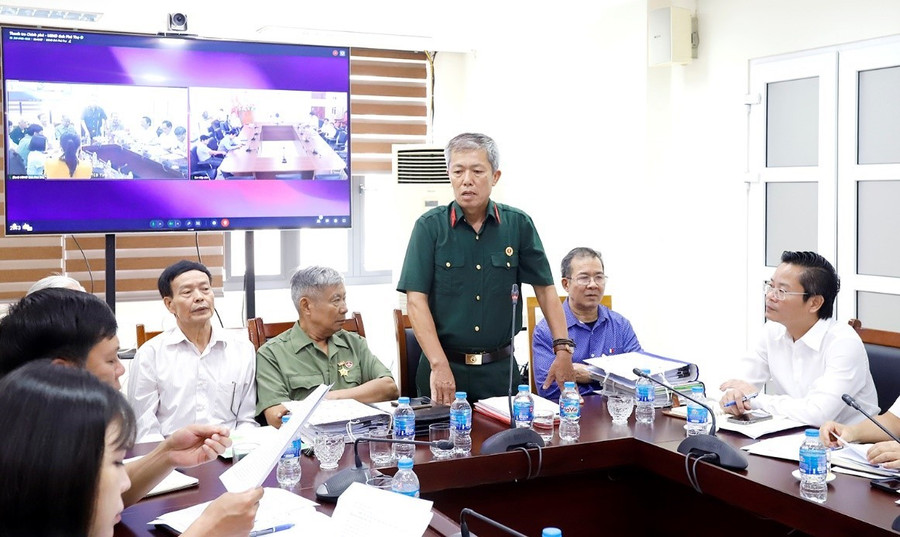 Ông Nguyễn Hữu Chinh (đứng) phát biểu tại buổi tiếp công dân. 2.jpg