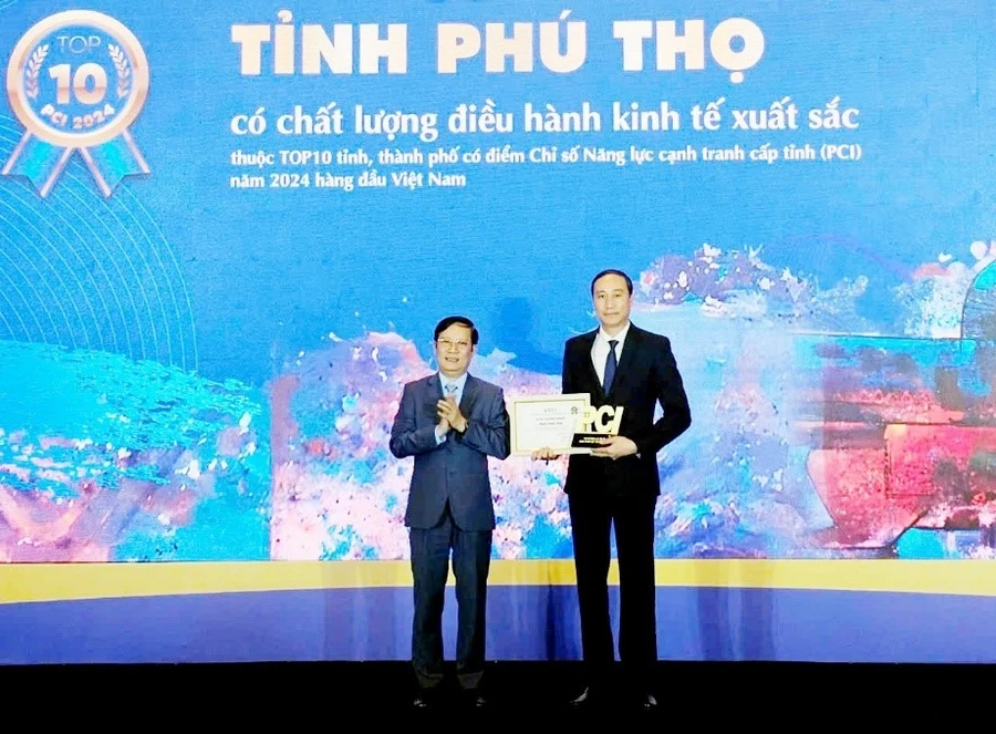 Ông Phùng Khánh Tài - Phó Bí thư Thường trực Tỉnh ủy Phú Thọ (bên phải) nhận Kỷ niệm chương và Giấy Chứng nhận địa phương có chất lượng điều hành kinh tế xuất sắc Top 10 Việt Nam trong năm 2024.