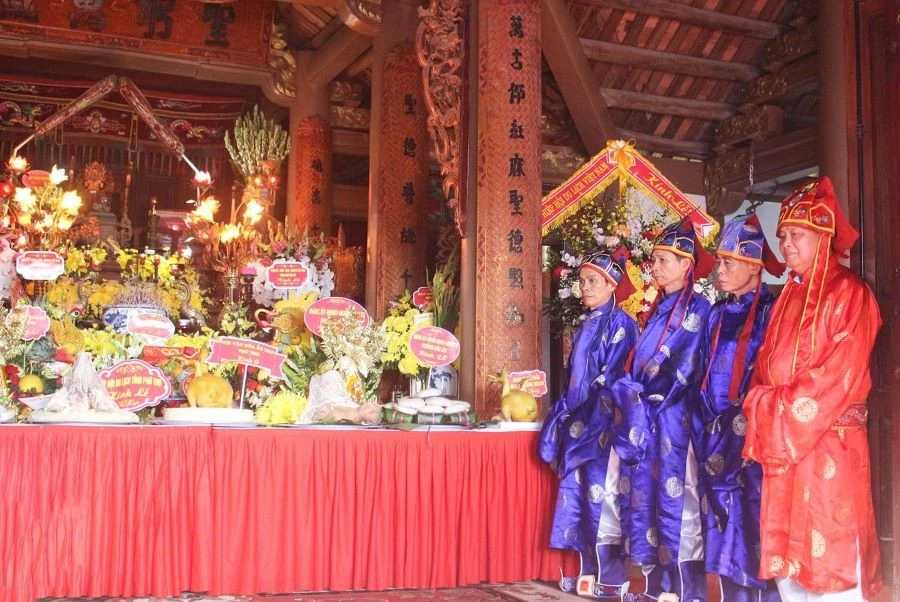 Để tưởng nhớ công đức Hoàng tử Lang Liêu - Hùng Chiêu Vương, mùng 10/4 âm lịch hằng năm, chính quyền và Nhân dân địa phương đã tổ chức lễ dâng hương tại đình Dữu Lâu.