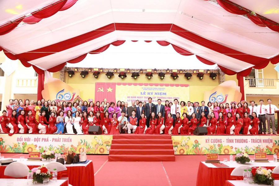 ບັນດາຜູ້ແທນ ແລະ ພະນັກງານໂຮງຮຽນມັດທະຍົມຕຽນກາດ ໄດ້ຖ່າຍຮູບທີ່ລະນຶກ. 583746445-122262375632020122-5657670632968504610-n.jpg