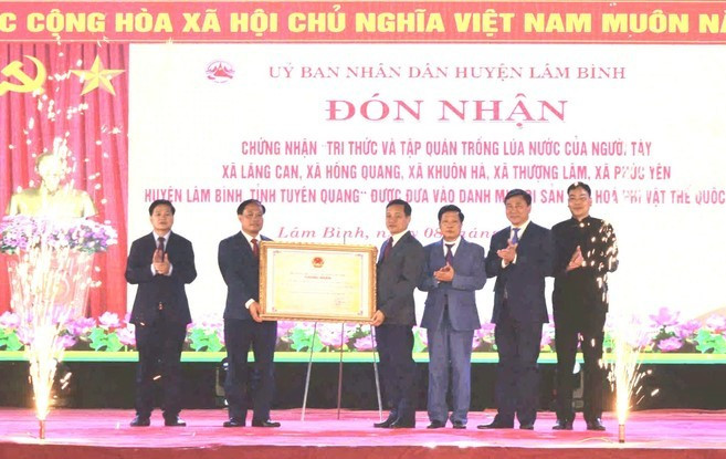 Lãnh đạo UBND huyện Lâm Bình (tỉnh Tuyên Quang) đón chứng nhận di sản văn hóa phi vật thể quốc gia "Tri thức và tập quán trồng lúa nước của người Tày".
