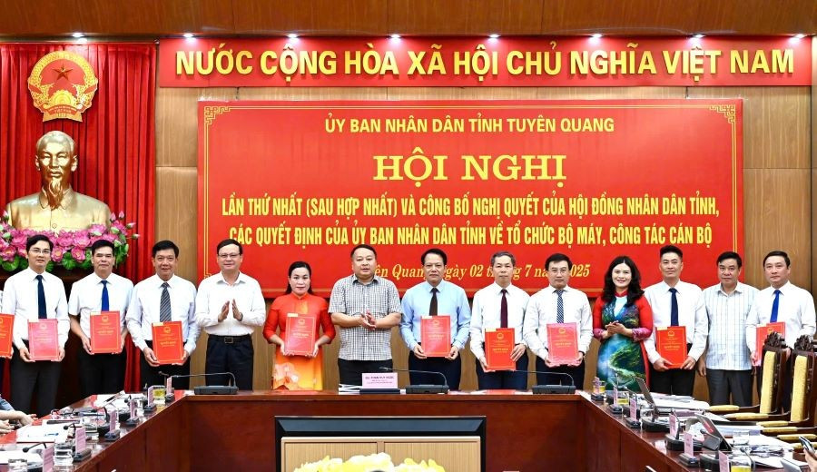 Ông Phan Huy Ngọc - Chủ tịch UBND tỉnh Tuyên Quang và các Phó Chủ tịch UBND tỉnh Tuyên Quang trao Quyết định, chúc mừng các đồng chí được bổ nhiệm chức vụ lãnh đạo, quản lý các sở, ban, ngành.