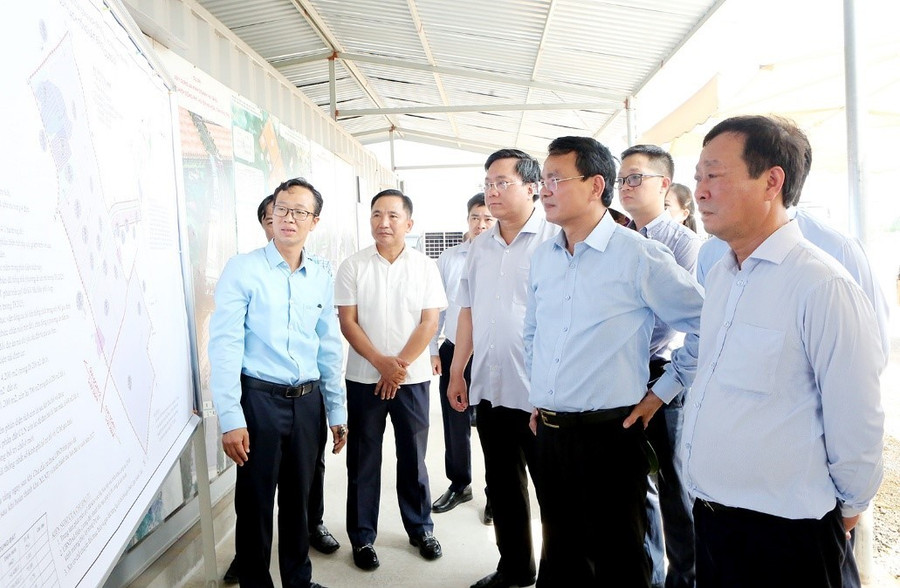 Đoàn công tác Thường trực Tỉnh ủy Phú Thọ kiểm tra dự án đầu tư xây dựng hạ tầng Cụm công nghiệp Đồng Phì của Công ty TNHH Công nghệ Cosmos 1 ở xã Hiền Lương. 2.jpg