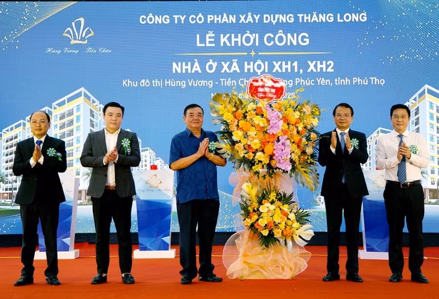 Ông Đặng Xuân Phong - Bí thư Tỉnh ủy Phú Thọ (thứ 2 bên phải) và ông Vũ Việt Văn - Phó Chủ tịch UBND tỉnh Phú Thọ tặng hoa chúc mừng Công ty cổ phần Xây dựng Thăng Long.