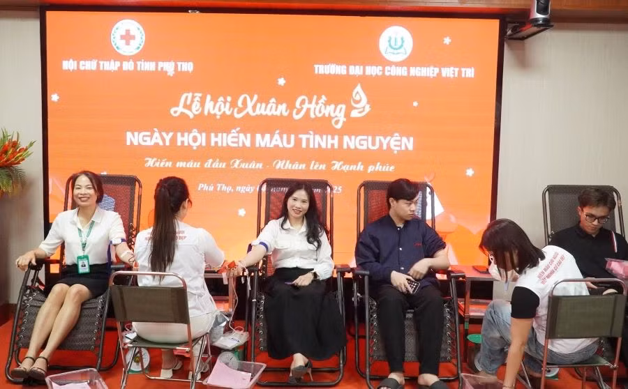 “Lễ hội Xuân hồng” đã thu hút gần 400 tình nguyện viên là cán bộ, viên chức, người lao động, sinh viên Trường Đại học Công nghiệp Việt Trì tham gia.