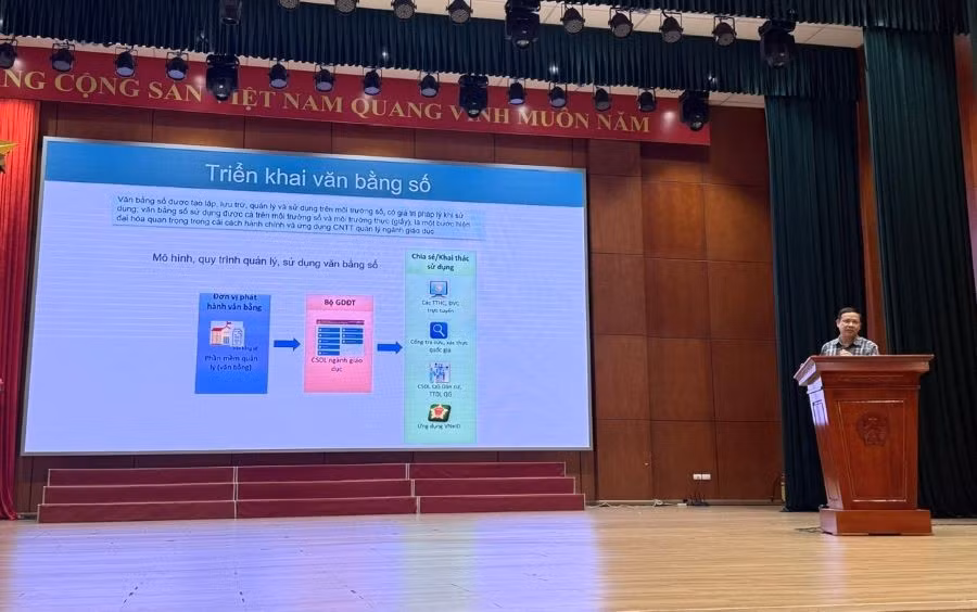 các đại biểu được tập huấn triển khai văn bản số.