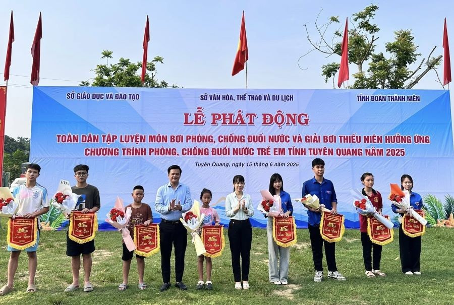 Ban Tổ chức giải trao cờ lưu niệm và hoa cho các CLB tham gia giải. a1.jpg