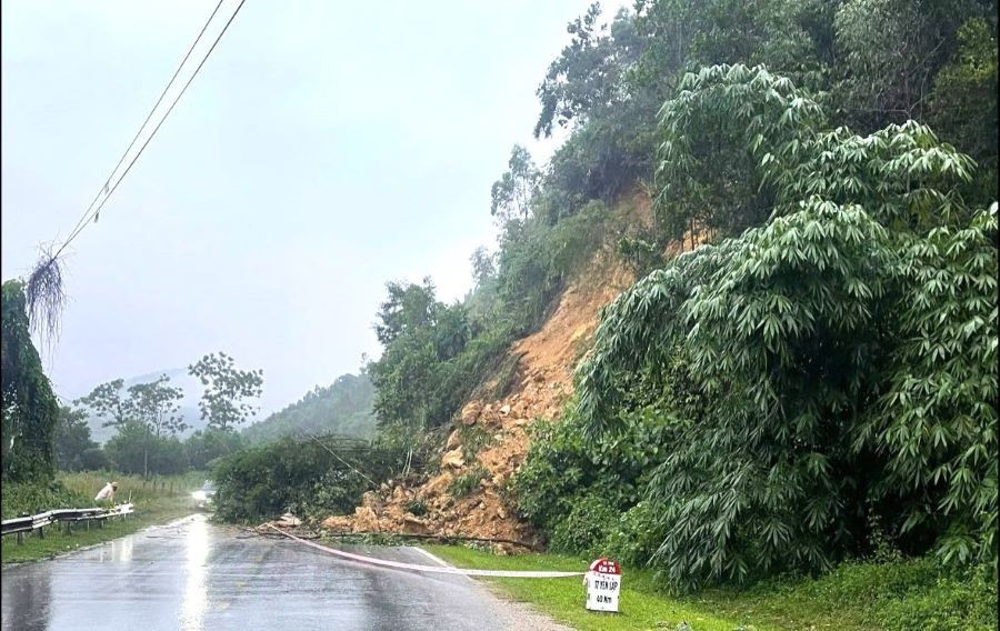 Trên quốc lộ 70B thuộc khu 8, xã Văn Lang (khu 8, xã Bằng Giã cũ), tỉnh Phú Thọ xảy ra sạt lở núi đá với khối lượng đất đá.