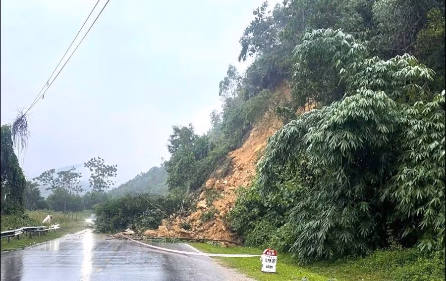 Trên quốc lộ 70B thuộc khu 8, xã Văn Lang (khu 8, xã Bằng Giã cũ), tỉnh Phú Thọ xảy ra sạt lở núi đá với khối lượng đất đá.