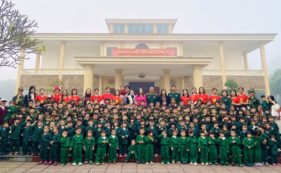 Các đại biểu và các bé trường Mầm non Cao Xá 1 thăm quan, trải nghiệm tại Bảo tàng Quân khu 2.