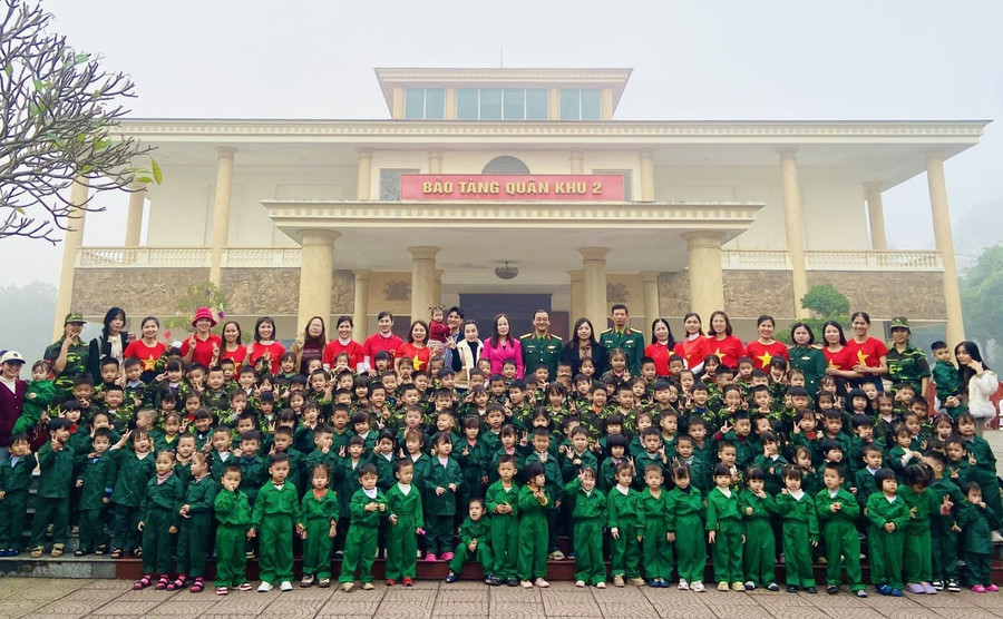 Các đại biểu và các bé trường Mầm non Cao Xá 1 thăm quan, trải nghiệm tại Bảo tàng Quân khu 2.