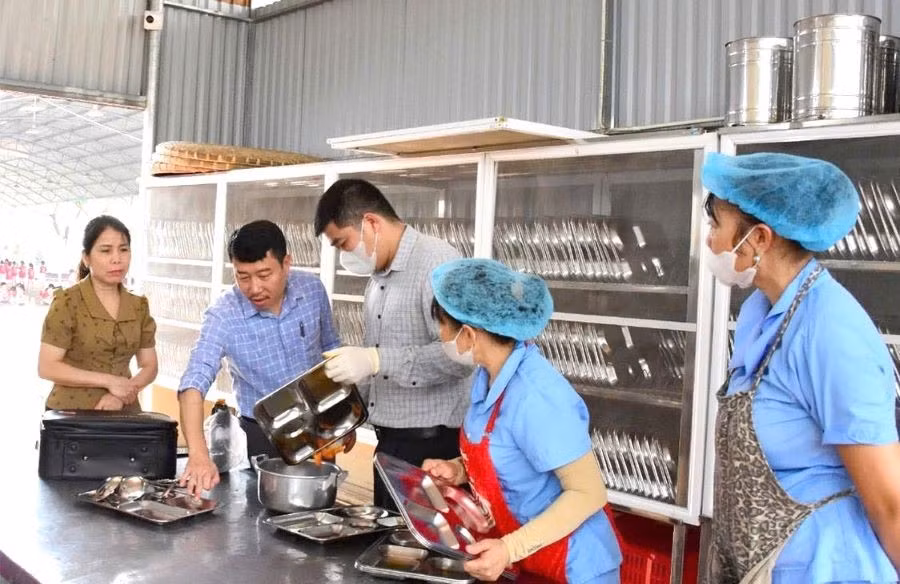 Đoàn kiểm tra liên ngành về an toàn thực phẩm tỉnh Tuyên Quang lấy mẫu kiểm tra dụng cụ nhà bếp tại trường Tiểu học Phan Thiết, TP Tuyên Quang (ảnh minh họa).