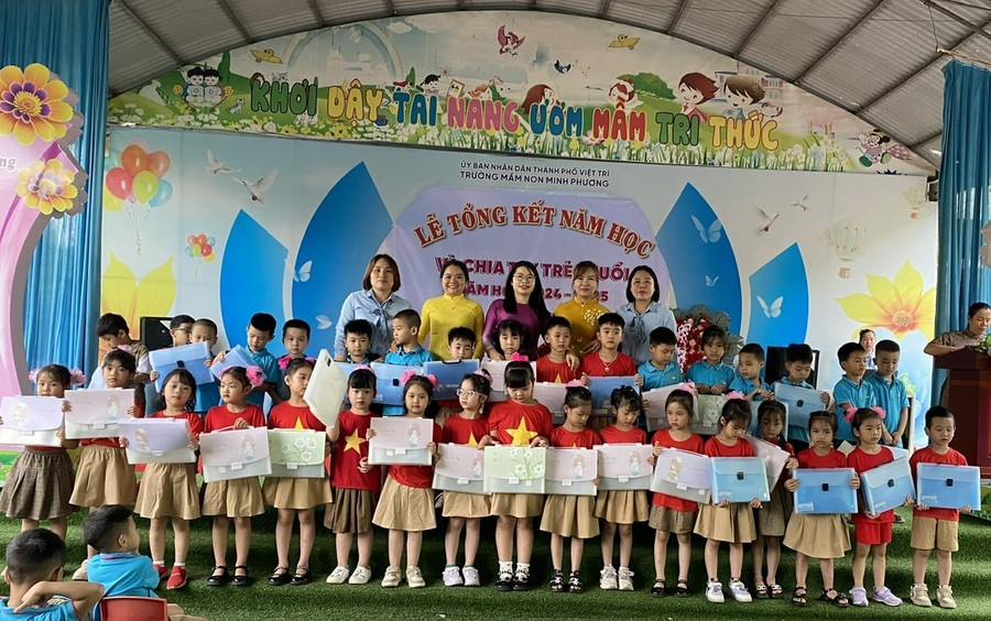 Lãnh đạo nhà trường tặng quà các bé. 78cdf23f-07a2-48e1-85dd-43b05f384788.jpg