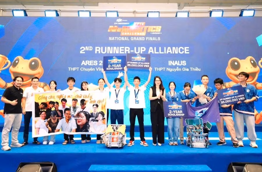 Đội ARES 2 của Trường THPT Chuyên Vĩnh Phúc xuất sắc đoạt giải Á quân cuộc thi FPTU AI & Robotics Challenge 2025.