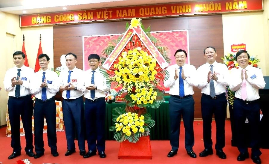 Ông Nguyễn Huy Ngọc - Phó Chủ tịch UBND tỉnh Phú Thọ (thứ ba từ phải sang) tặng hoa chúc mừng Đại hội.