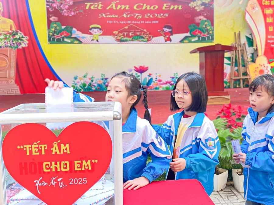 Học sinh trường Tiểu học Đinh Tiên Hoàng (TP Việt Trì, tỉnh Phú Thọ) hưởng ứng chương trình “ Tết ấm cho em”.