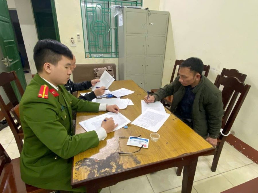 Đối tượng Đào Quang Thắng (bên phải) tại cơ quan công an (ảnh Công an tỉnh Phú Thọ).