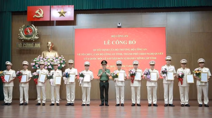 Thiếu tướng Nguyễn Minh Tuấn, Giám đốc Công an tỉnh Phú Thọ (thứ 3 từ trái sang) nhận quyết định của Đại tướng Lương Tam Quang, Bộ trưởng Bộ Công an (Ảnh: Công an tỉnh Phú Thọ).