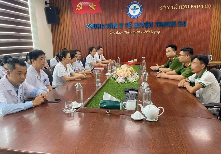 Đối tượng Khuất Văn Sinh (thứ nhất bên phải) đã xin lỗi công khai đối với các y, bác sĩ, nhân viên y tế tham gia cấp cứu cháu L (ảnh: Công an tỉnh Phú Thọ).